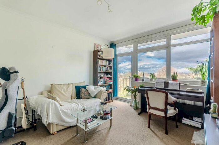 1 Bedroom Flat To Rent In Hazlemere Court, Streatham Common, London, SW2