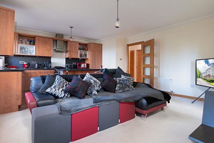 3 Bedroom Flat For Sale In Silver Birch Wynd, Port Glasgow, PA14