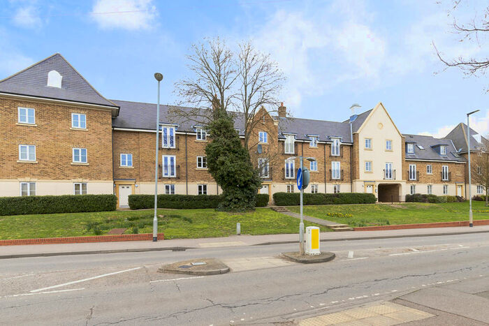 2 Bedroom Apartment To Rent In College Close, Loughton, Essex, IG10