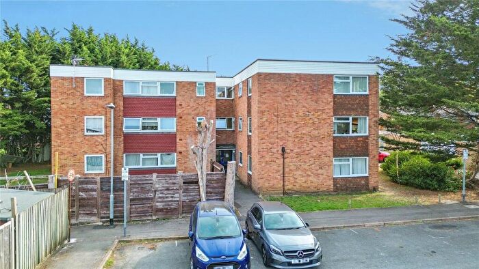 2 Bedroom Apartment For Sale In Barnwood Close, Reading, Berkshire, RG30