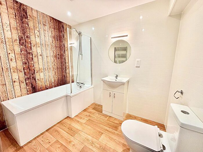 2 Bedroom Flat To Rent In High Road, Wanstead, E11