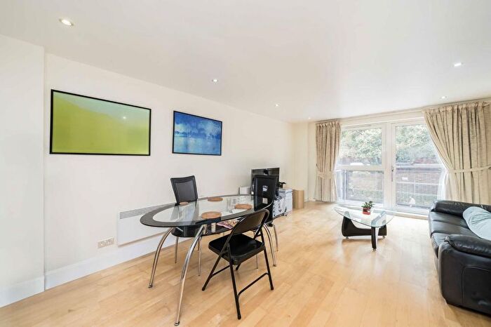 3 Bedroom Flat To Rent In Vauxhall Bridge Road, London, SW1V