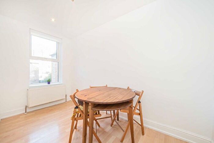 2 Bedroom Flat For Sale In Gassiot Road, London, SW17