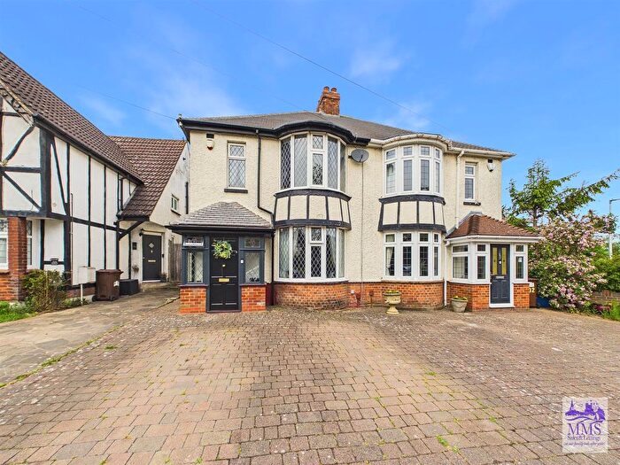 3 Bedroom Semi-Detached House For Sale In Magpie Hall Road, Chatham, ME4