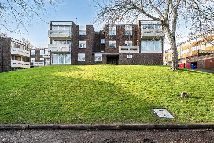 2 Bedroom Flat For Sale In Park Drive, Woking, Surrey, GU22