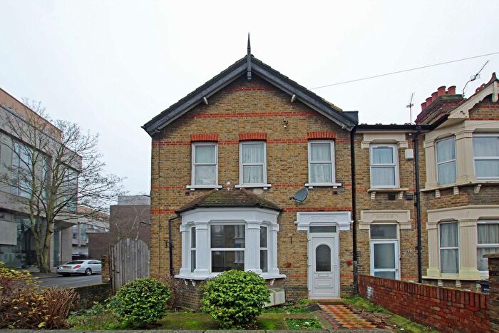 3 Bedroom Flat To Rent In Montague Road, Hounslow, TW3