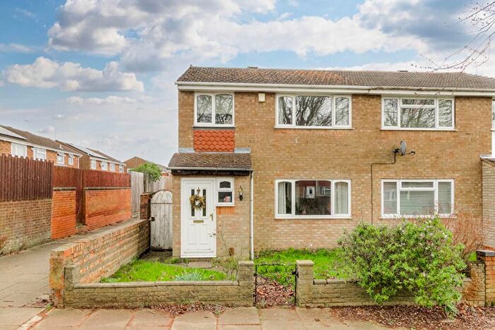 3 Bedroom Semi Detached House For Sale In Roxburgh Way, Bletchley, MK3