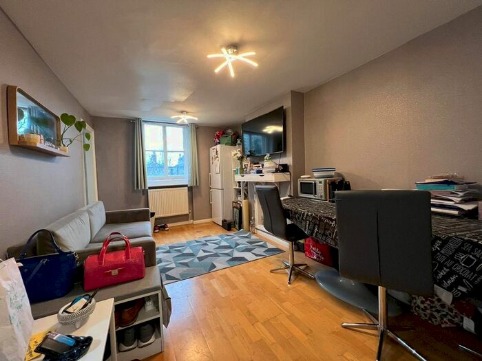 2 Bedroom Flat To Rent In Oakley Square, Camden, London, NW1