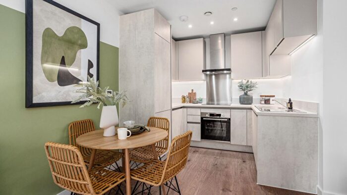 2 Bedroom Flat For Sale In Longwater Avenue, Reading, RG2