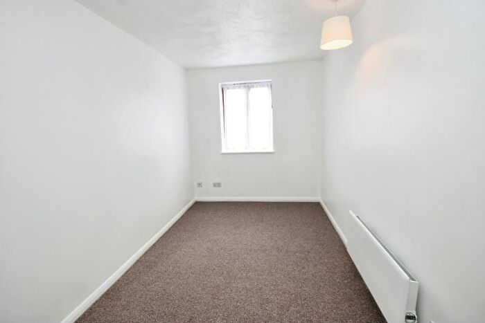 3 Bedroom Flat To Rent In Loughman Close, Kingswood, Bristol, BS15