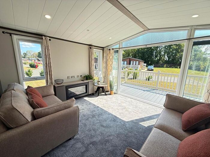 2 Bedroom Lodge For Sale In Gilberdyke, East Riding Of Yorkshire, HU15