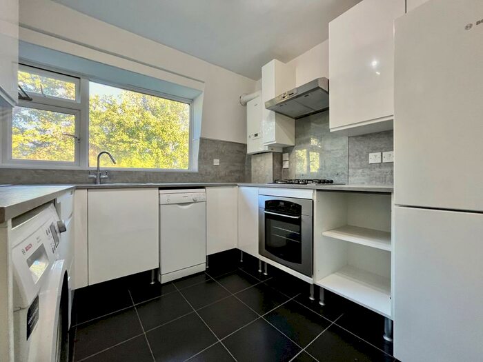 2 Bedroom Apartment To Rent In Cedar Court, BR3