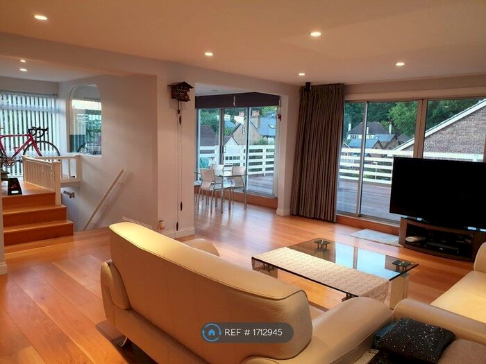 3 Bedroom Flat To Rent In Deer Park Close, Kingston Upon Thames, KT2