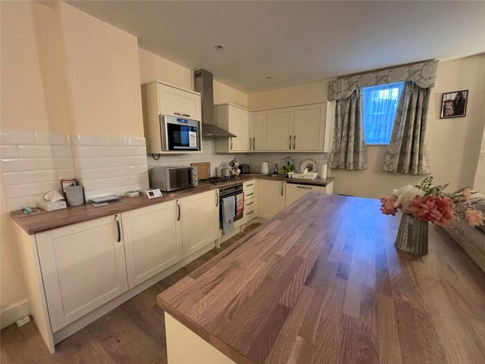 2 Bedroom Flat For Sale In Clifton Road, Gravesend, Kent, DA11