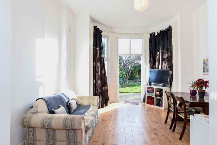 2 Bedroom Flat To Rent In Balham High Road, London, SW17
