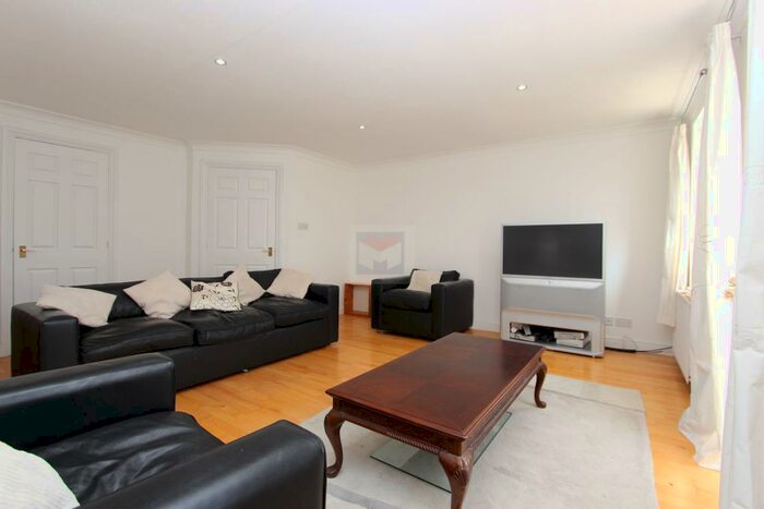 4 Bedroom House To Rent In Wolfe Crescent, London, SE16