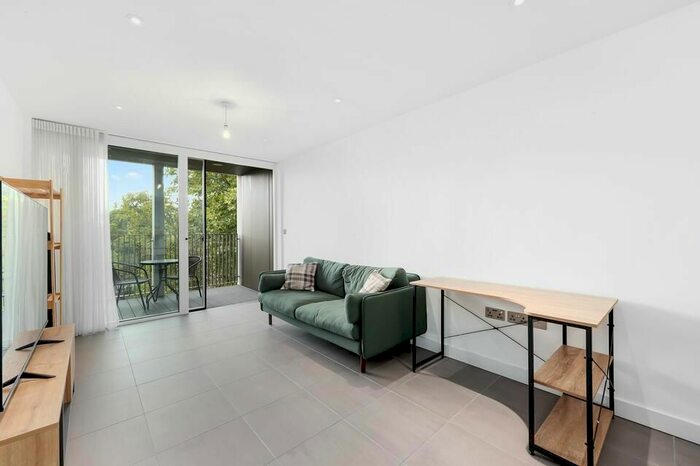 2 Bedroom Flat To Rent In Cambridge Heath Road, London, E2
