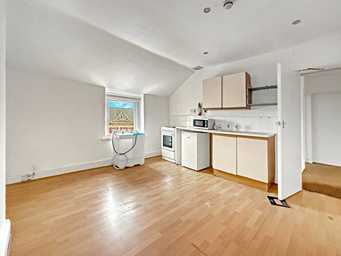 2 Bedroom Flat To Rent In City Road, Cardiff, CF24