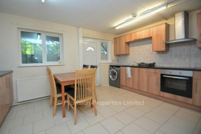 4 Bedroom Town House To Rent In Well Close Rise, City Centre, Leeds, LS2