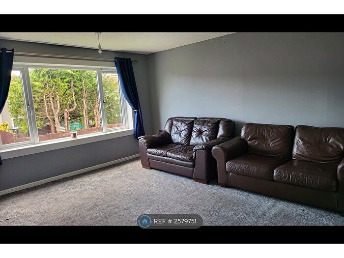 3 Bedroom Flat To Rent In Montgomery Avenue, Paisley, PA3