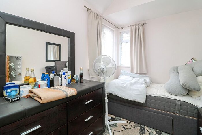 4 Bedroom Semi-Detached House To Rent In Eden Way, Beckenham, BR3