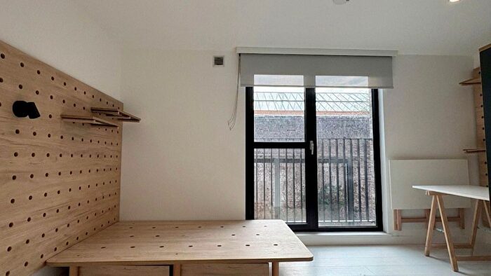 Studio To Rent In Commercial Road, London, E14