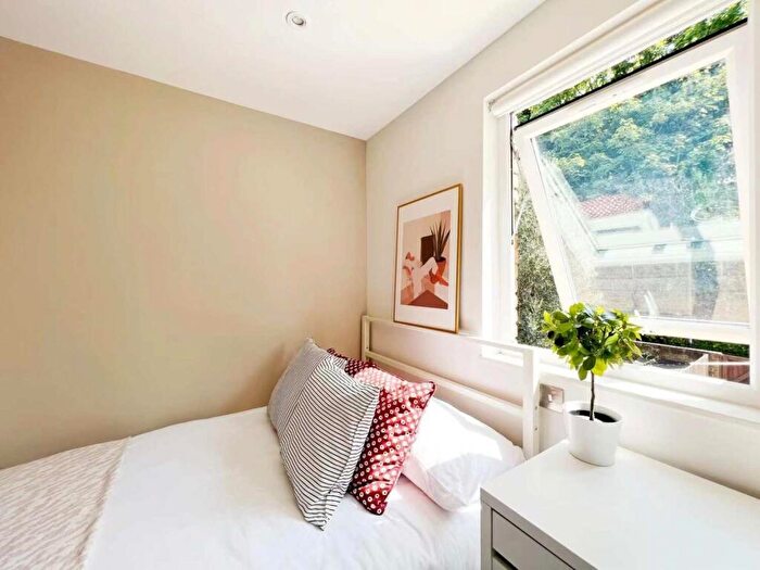 1 Bedroom Flat To Rent In Culvert Road, SW11