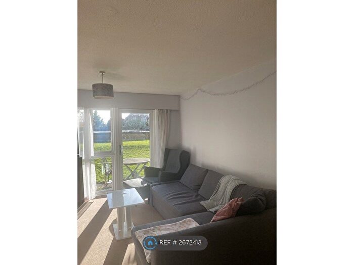 2 Bedroom Flat To Rent In Castle Garden, Petersfield, GU32