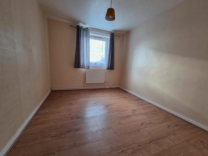 3 Bedroom Flat To Rent In Cowbridge Lane, Barking, Essex, IG11