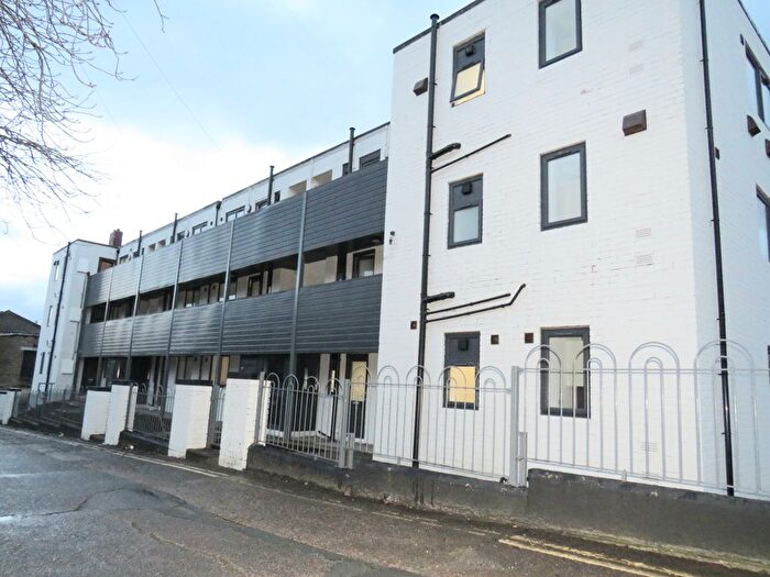 1 Bedroom Flat To Rent In West Parade Flats, Halifax, HX1