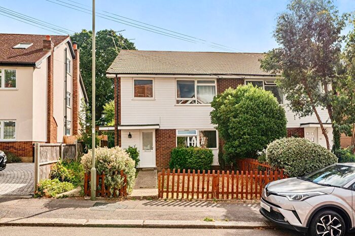 2 Bedroom Maisonette For Sale In Clifford Road, Barnet, EN5