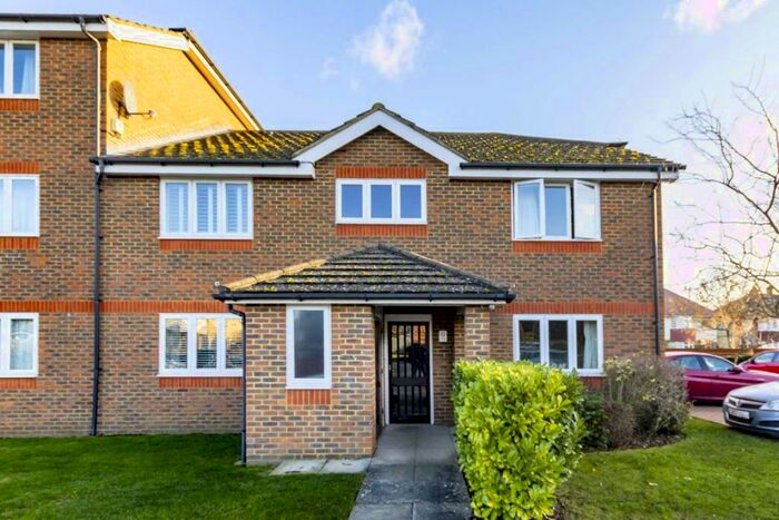 1 Bedroom Flat To Rent In Yeend Close, West Molesey, KT8