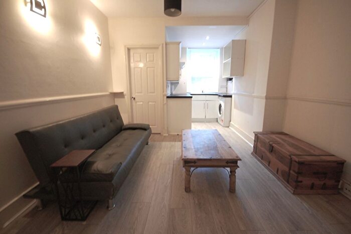2 Bedroom Flat To Rent In Chiswick Road, London, W4