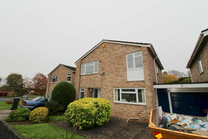 4 Bedroom Property To Rent In Holyrood Close, Caversham, Reading, RG4