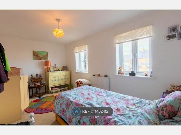 4 Bedroom Semi-Detached House To Rent In Roberts Road, Colchester, CO2