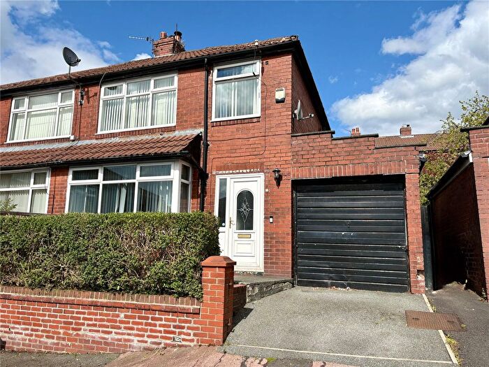 3 Bedroom Semi Detached House For Sale In Carlton Avenue, Watersheddings, Oldham, OL4