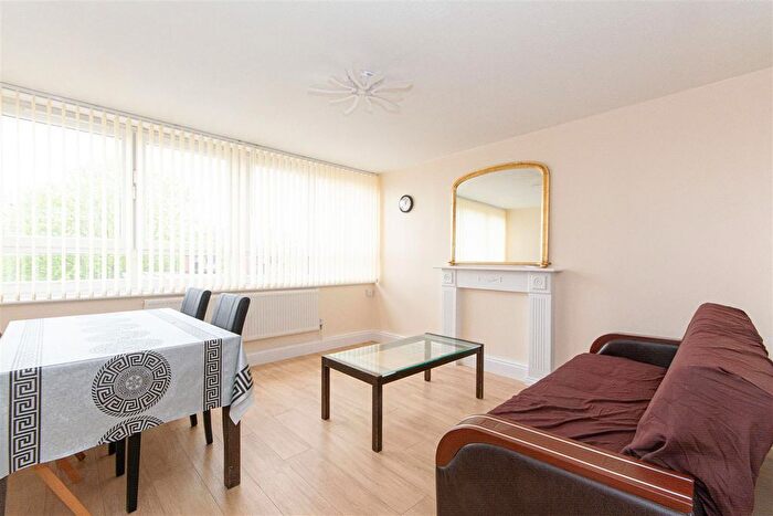 1 Bedroom Flat To Rent In Battersea Bridge Road, Battersea, SW11