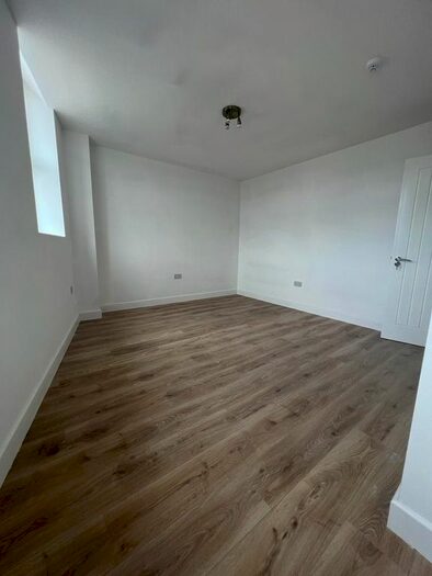 1 Bedroom Studio To Rent In High Road Leyton, London, E15