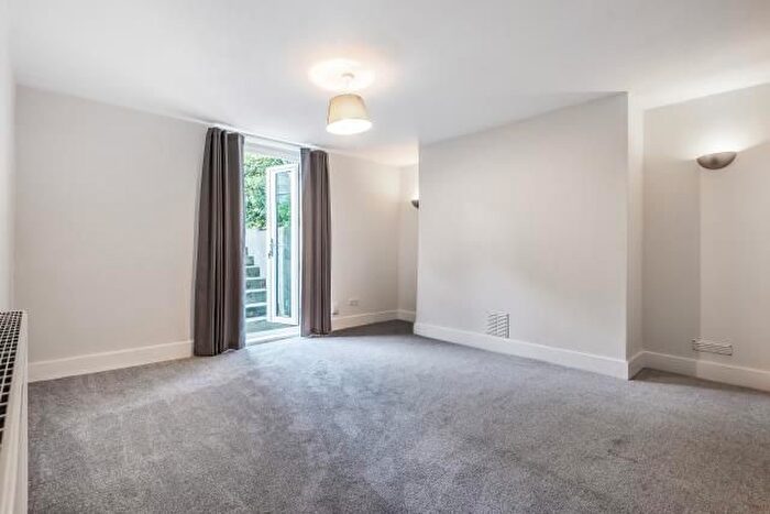 2 Bedroom Flat To Rent In Montague Road, Richmond, Surrey, TW10