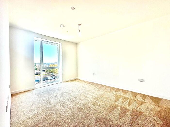 2 Bedroom Apartment To Rent In High View, Hatfield, AL10