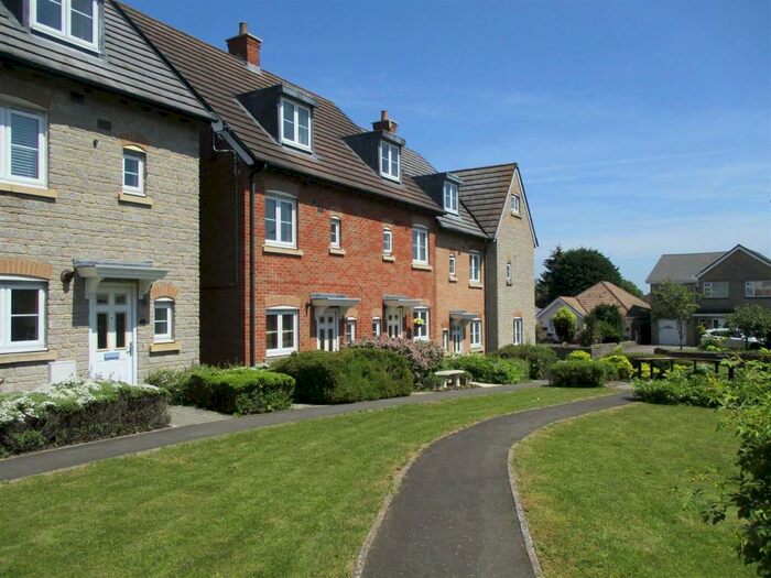 3 Bedroom Semi-Detached House To Rent In Old Town, SN3