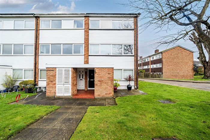 3 Bedroom Maisonette For Sale In Woodcote Drive, Orpington, BR6