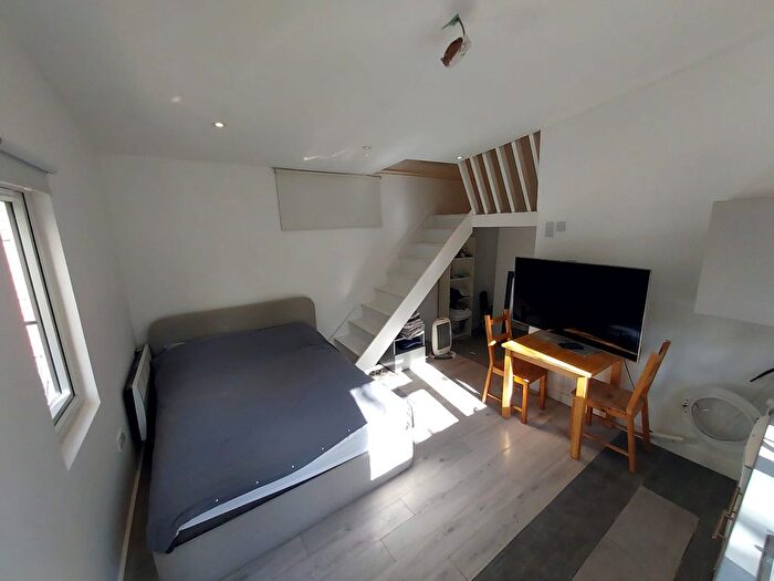 Studio To Rent In Foscote Road, Hendon, NW4