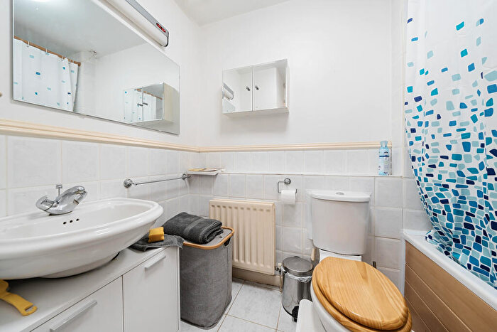 1 Bedroom Flat To Rent In Kingsworthy Close, Kingston Upon Thames, KT1