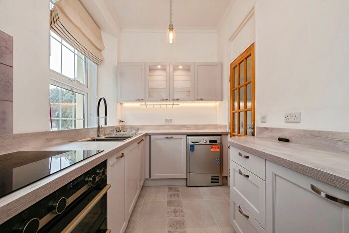 1 Bedroom Flat For Sale In East Cliff Road, Dawlish, Devon, EX7