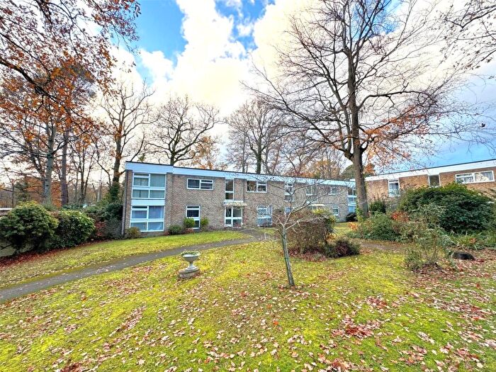 3 Bedroom Flat For Sale In Stanton Drive, Fleet, Hampshire, GU51