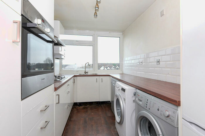 2 Bedroom Flat To Rent In The Chiltons, South Woodford, E18