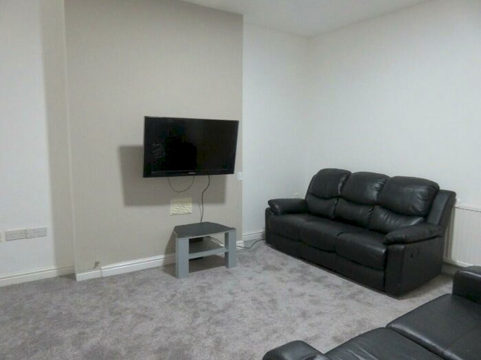 7 Bedroom Semi-Detached House To Rent In Harlaxton Drive, Nottingham, Nottinghamshire, NG7