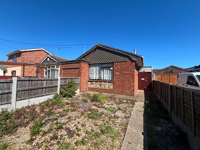 1 Bedroom Bungalow For Sale In Matlock Road, Canvey Island, SS8