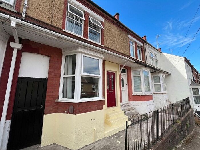 3 Bedroom Terraced House For Sale In St. Saviours Crescent, Luton, Bedfordshire, LU1